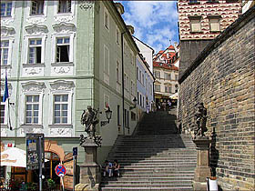 Радницкая лестница ведет к Градчанской площади
