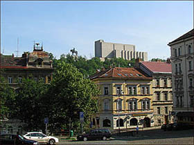 Жижков - на горизонте  памятник Яну Жижке на горе
